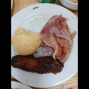 Puré,  Jamón navideño y plátano en tentación. 