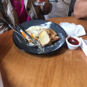 el emparedado de pavo con salsa bechamel y en pan molde? 