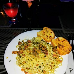 Noche de pasta Frutos del mar al pesto.