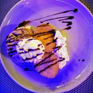 Helado de chocolate, crema y galletas