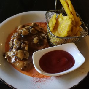 Pollo al champigno con patacones