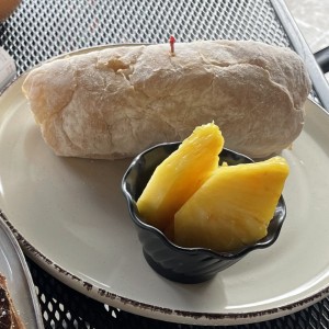 Focaccia huevo tocino y queso
