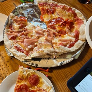 Pizza de peperonis, jamon y queso