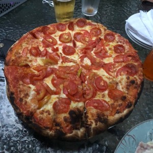 pizza de peperoni con tomate