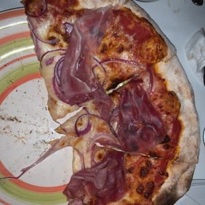 pizza de prociuto con cebolla