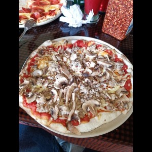 Pizza - chorizo de la casa y hongos