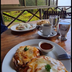 Tortilla con huevo a la Mejicana y bistec a caballo especial.