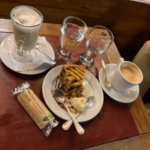 Te kotowa y cafe con leche almendras, pie de manzana con helado de vainilla