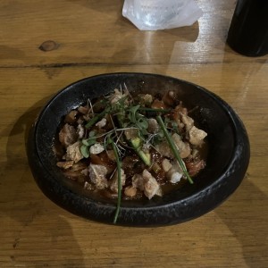 PULPO A LA PARRILLA CON CHICHARRONES