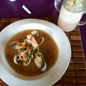 Sopa de mariscos y limonada de gengibre