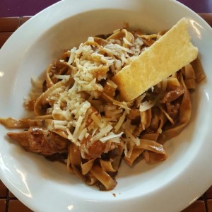 Fetuchini a la Bourbon con pollo y hongos