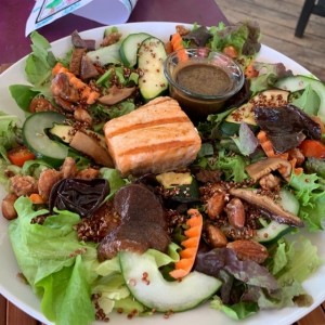 ensalada al gusto con hongos zuccini tomate cherry baby carrots almendras y salmon