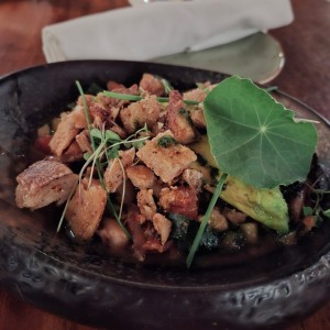 PULPO A LA PARRILLA CON CHICHARRONES