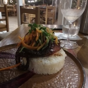 Pulpo con arroz con coco y vegetales salteados