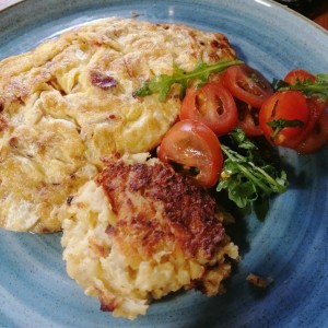 Huevos con tomate y tocino, papa rayada con cebolla y crema agria