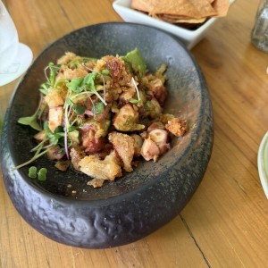 PULPO A LA PARRILLA CON CHICHARRONES