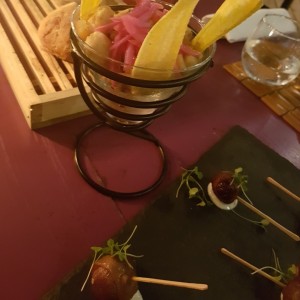 ceviche frito. Higos envuelto en tocino