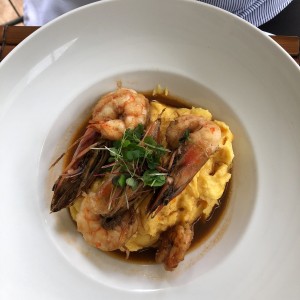 Langostinos con polenta