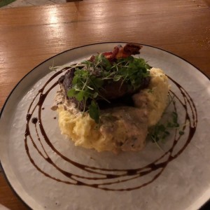 Filete de carne en pure de papas