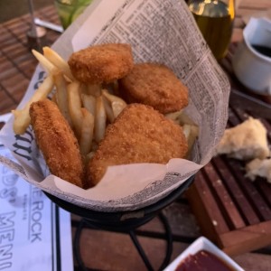 Deditos de pescado con papas fritas