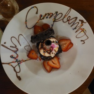 Brownies con helado y fresas