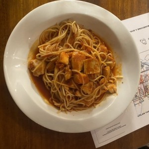 Espagueti con salsa de tomate y pollo