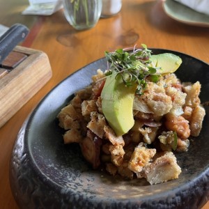PULPO A LA PARRILLA CON CHICHARRONES