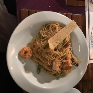 espagueti con langostino y tomates secos