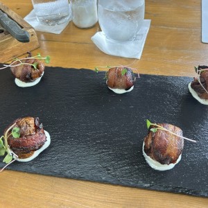 HIGOS ENVUELTOS EN TOCINO