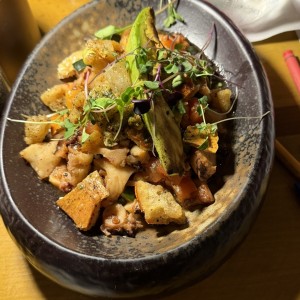 PULPO A LA PARRILLA CON CHICHARRONES