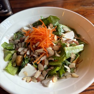 ensalada de queso de cabra con almendras