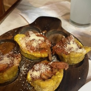 Canasta de patacones com camarones