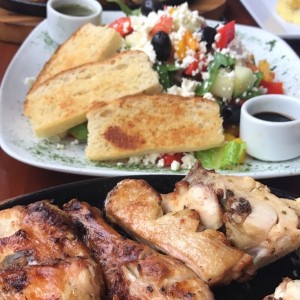 ensalada Griega y pollo al carbon