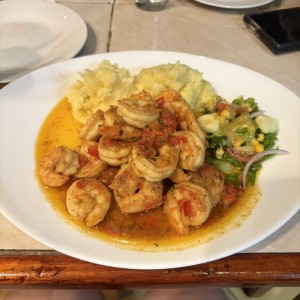 Platos fuertes - Camarones Al Ajillo