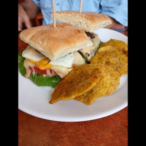 Emparedado De Res Al Estilo Lomito Argentino