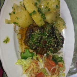 bistek con papas y ensalada 