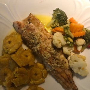 Trucha al ajillo con patacones y vegetales