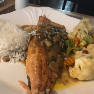 Trucha en salsa de hongos con arroz y vegetales