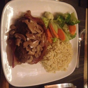 filete mignon con vegetales y arroz