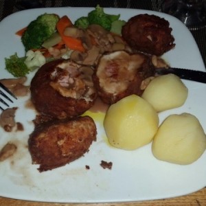 pollo cordon blue con pasas salteadas(parecen solo papas hervidas) pero muy bueno