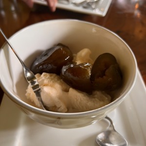 Higos confitados con helado de vainilla 