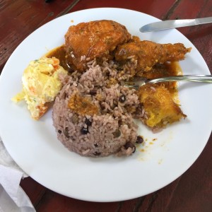arroz con guandu y gallina guisada