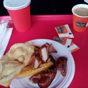 Hojaldre, chorizo, changa y lechona.