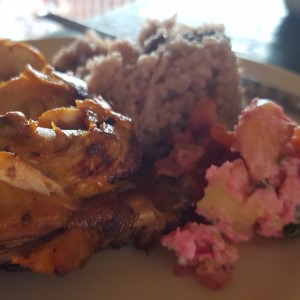 pollo asado ensalada de papa arroz guandu
