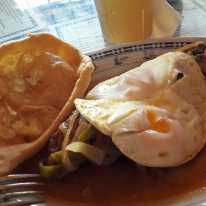 bistec encebollado a caballo con huevo y hojaldre