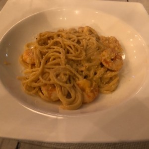Spaghetti Alfredo con camarones
