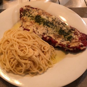 filete parmesano con side de pasta al oleo