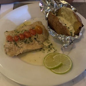 Corvina con romero y tomates frescos