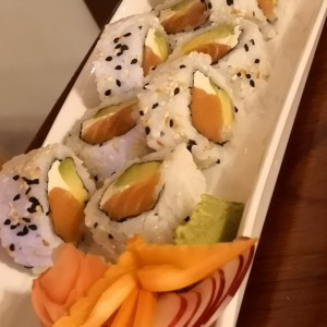 sushi aguacate salmon