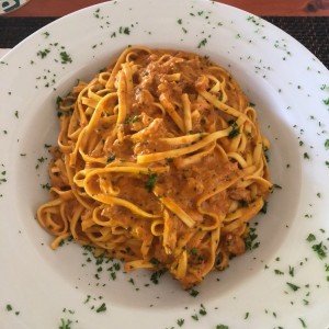 Spaguetti con cangrejo en salsa rosada